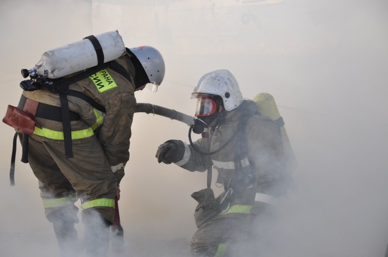 В Петропавловске-Камчатском огнеборцы ликвидировали возгорание в деревянных строениях