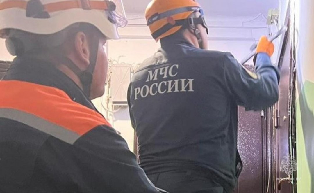 В Петропавловске-Камчатском спасатели обеспечили доступ в квартиру, где женщина нуждалась в медицинской помощи
