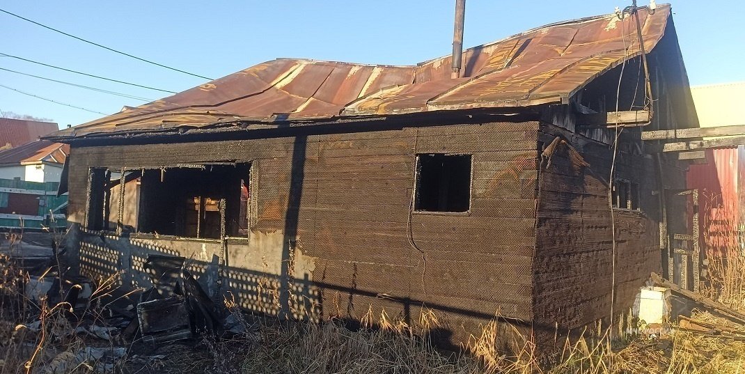 В Петропавловске-Камчатском пожарные отстояли от огня жилые строения